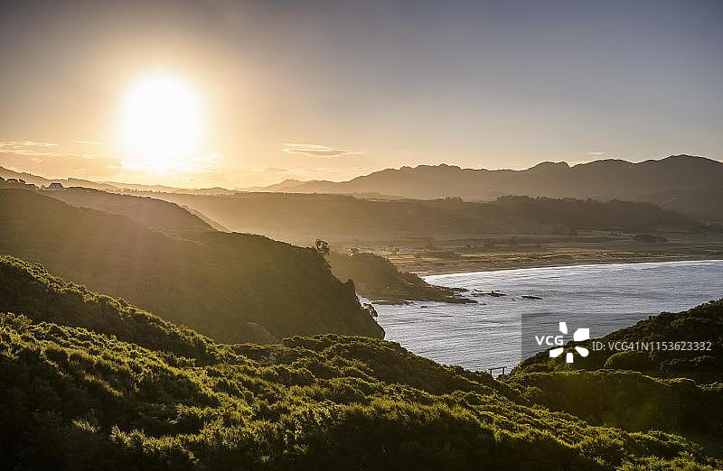 新西兰北岛吉斯伯恩区东开普的傍晚海岸图片素材