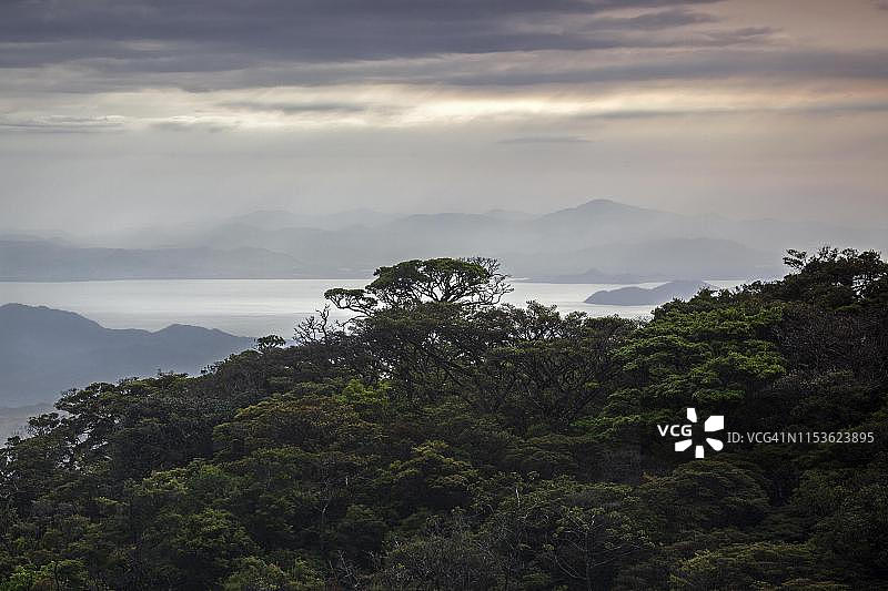 从圣埃莱娜眺望热带植被、尼科亚湾和蓬塔雷纳斯省尼科亚半岛，哥斯达黎加图片素材