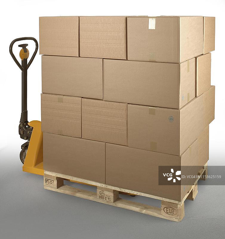 带有纸箱的欧标托盘立于托盘车上，德国图片素材