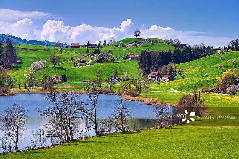 许特纳湖与春季丘陵景观，小屋，瑞士苏黎世州图片素材