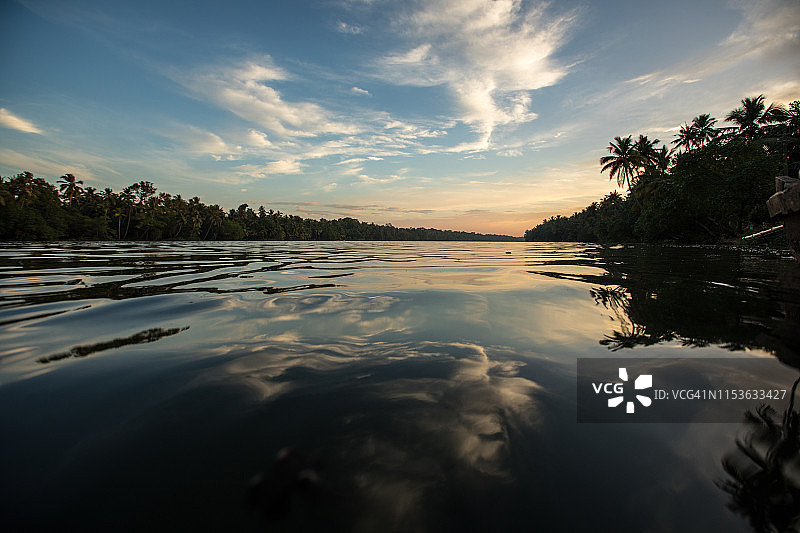 门罗岛河上的日落图片素材