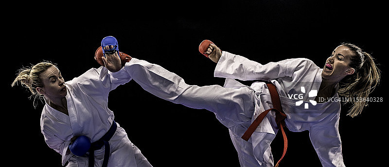 正在防御回旋踢的女空手道选手图片素材