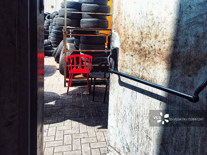 轮胎修理店里的红色椅子图片素材