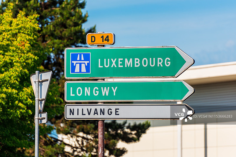 通往法国北部卢森堡的方向指示牌图片素材