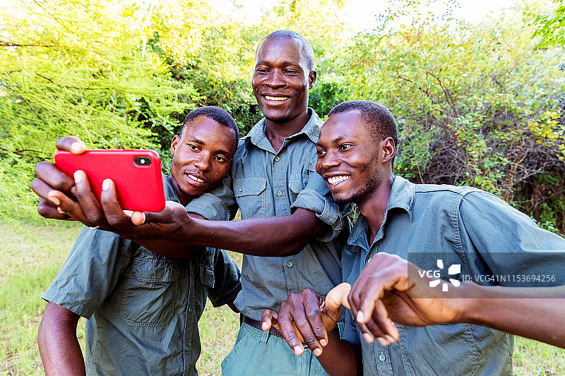 一群非洲森林管理员用智能手机自拍图片素材