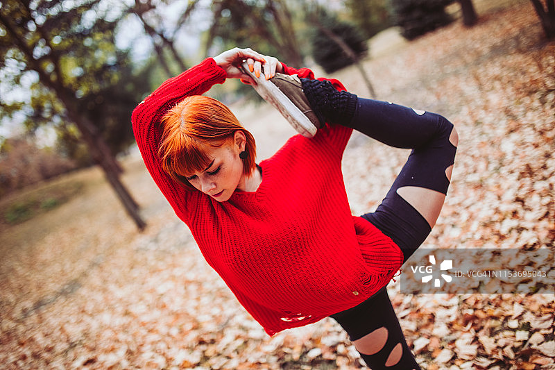 秋日公园瑜伽图片素材