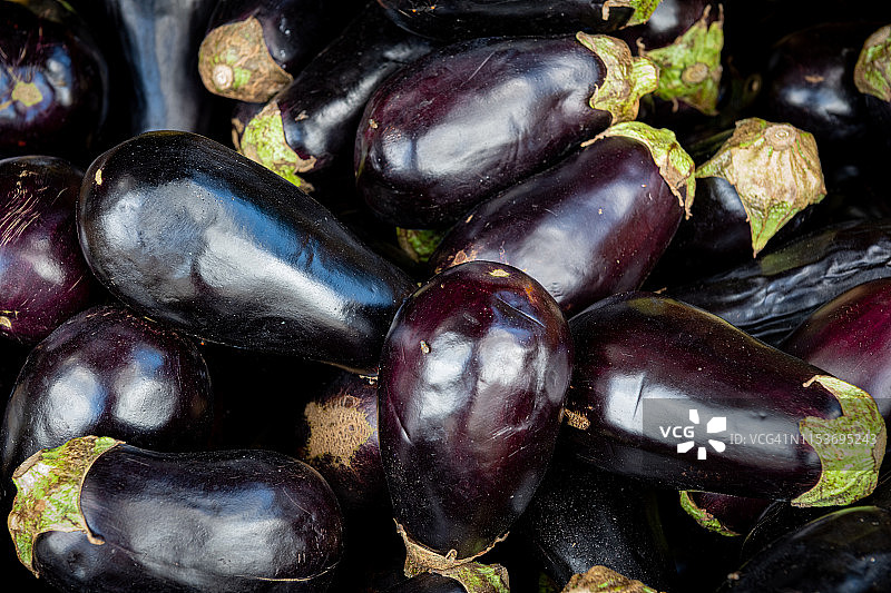 批发市场上的茄子图片素材