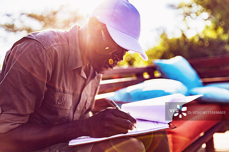 非洲公园管理员填写文书图片素材