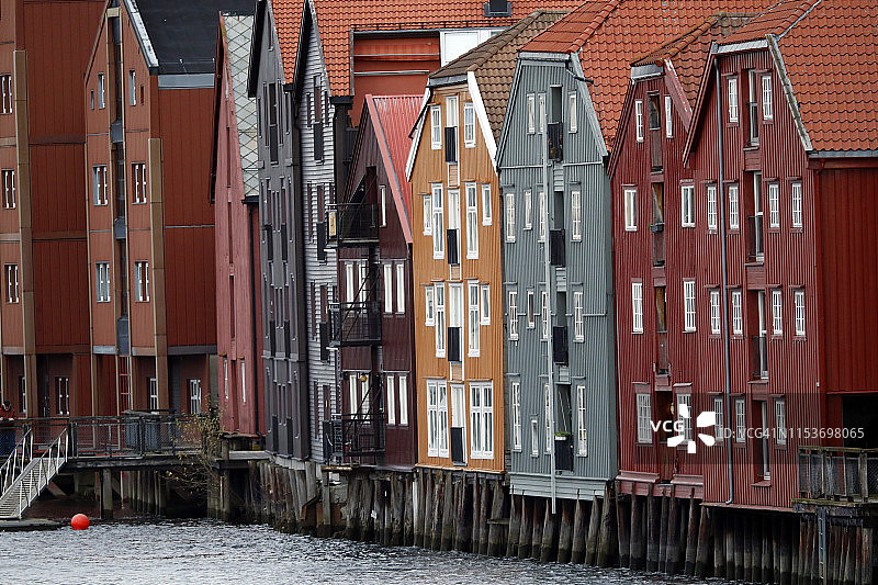 沿尼德瓦河修复和改造的仓库，特隆赫姆，挪威图片素材