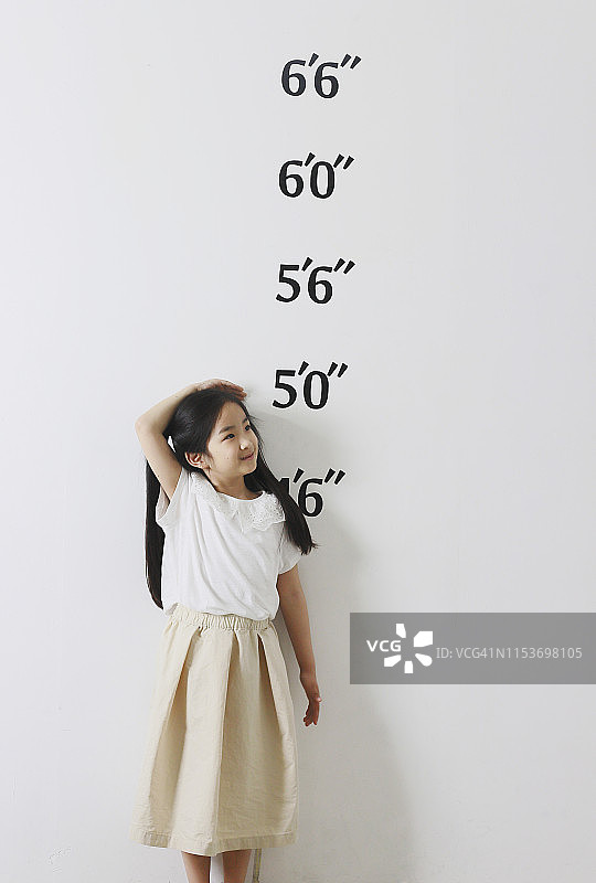 测量身高的女孩图片素材