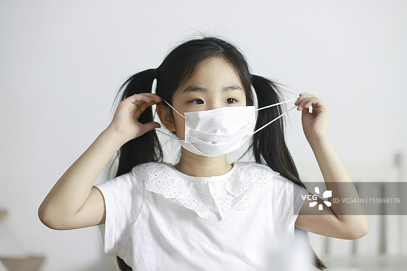 戴防护口罩的女孩图片素材