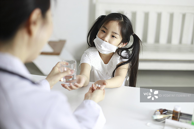 医生给女孩药片和水图片素材