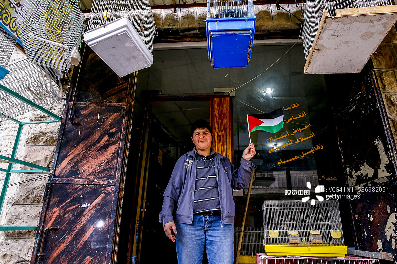 在约旦河西岸杜拉的鸟店主图片素材