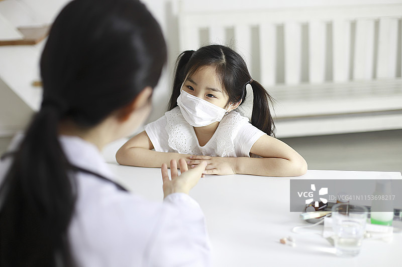 医生在办公室与女孩交谈图片素材