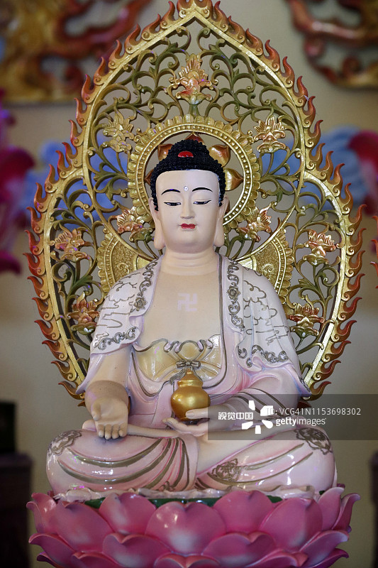 越南朱笃Huynh Dao佛塔：佛像祭坛图片素材