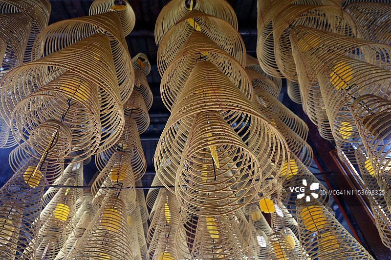 芹苴翁寺宝塔，悬挂在天花板上的线香，越南图片素材