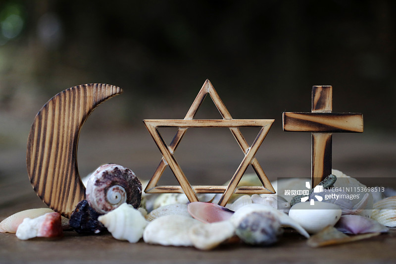 基督教、伊斯兰教、犹太教三大一神教：犹太星、十字架和新月：宗教间符号图片素材