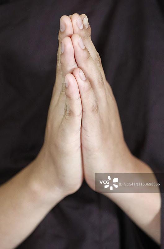 年轻的佛教僧侣在祈祷，特写镜头，芹苴，越南图片素材