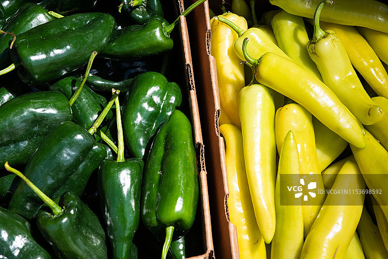 绿色和黄色辣椒图片素材