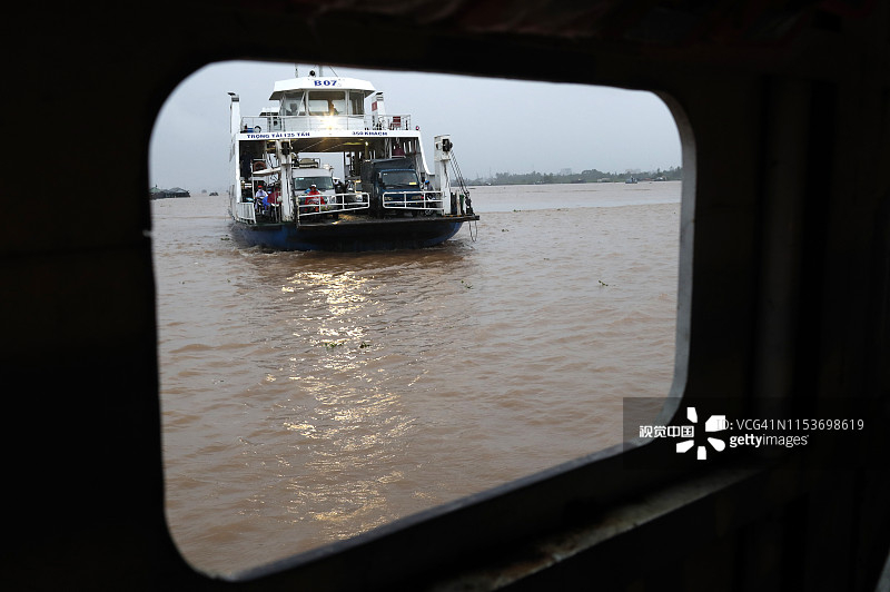 越南朱笃，湄公河上的渡轮图片素材