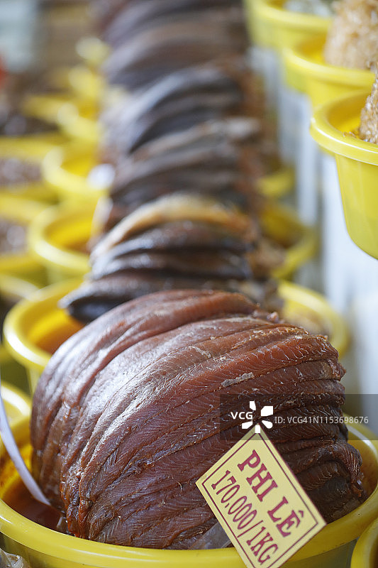 越南周独的发酵鱼干市场摊位图片素材