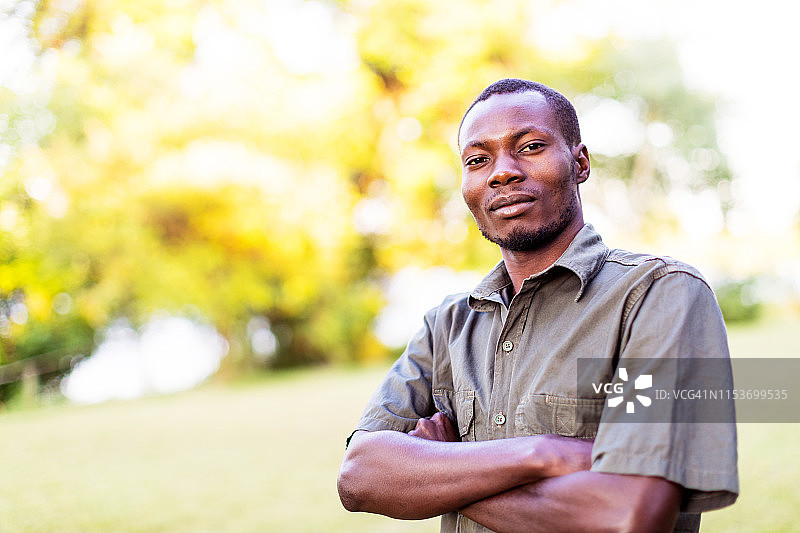 非洲自信的护林员肖像图片素材