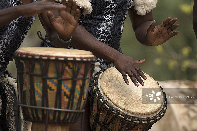 克鲁格国家公园的非洲传统单皮鼓鼓手，南非图片素材