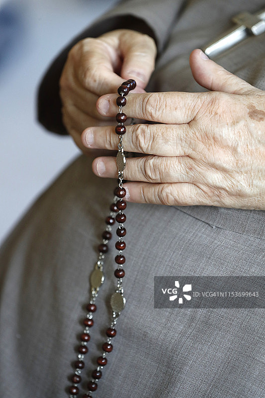 圣母往见会修道院：祈祷的修女，法国马尔克拉图片素材