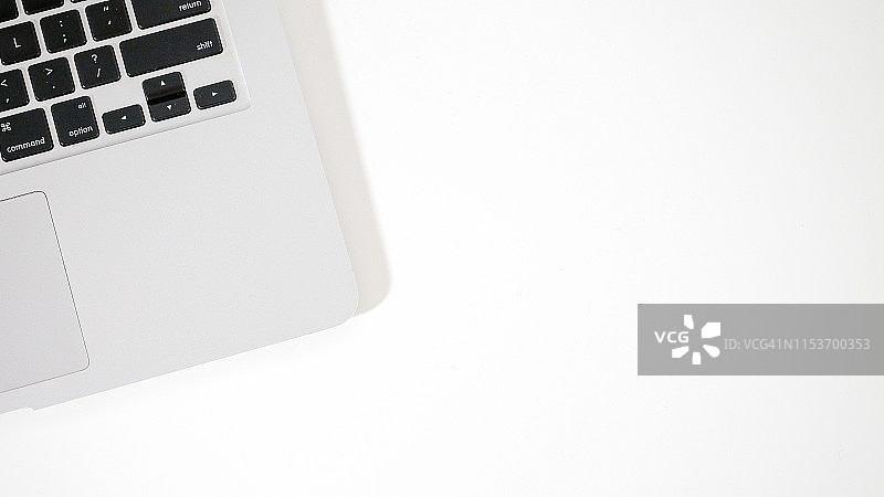 白色背景上笔记本电脑的俯视图图片素材