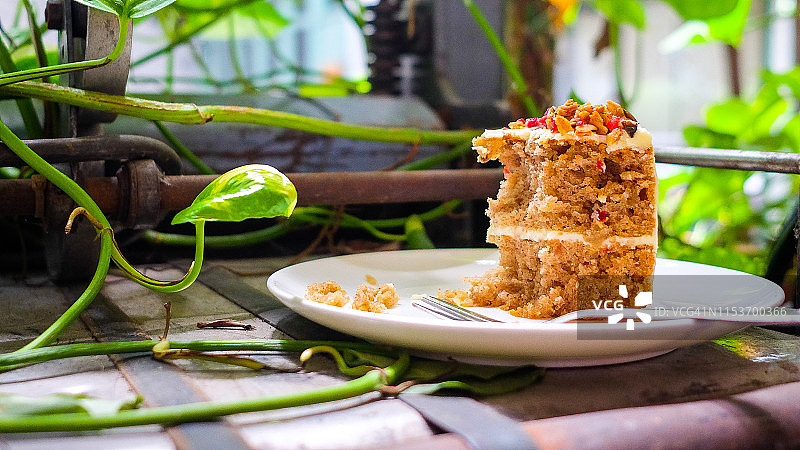 胡萝卜蛋糕的侧面照片图片素材