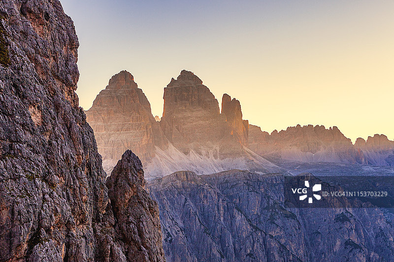 从米苏里纳卡迪尼眺望特雷奇梅迪拉瓦雷多峰，意大利多洛米蒂图片素材