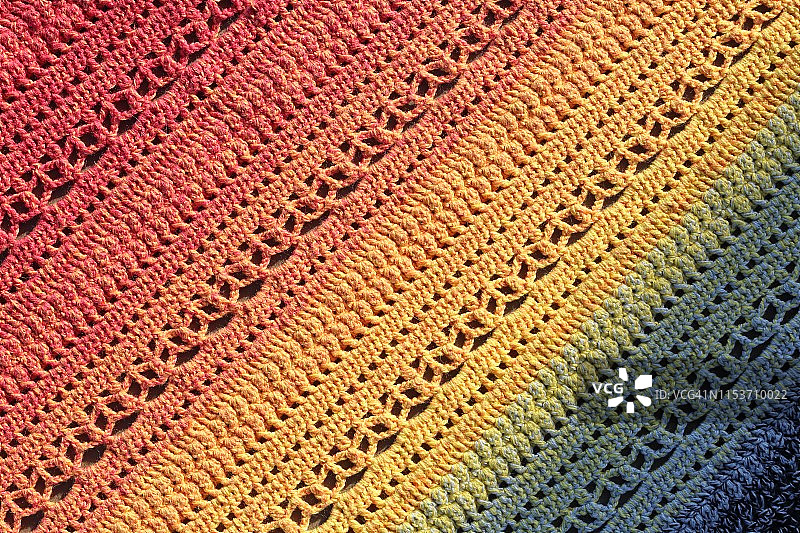 彩色棉线钩针编织特写，带阴影图片素材