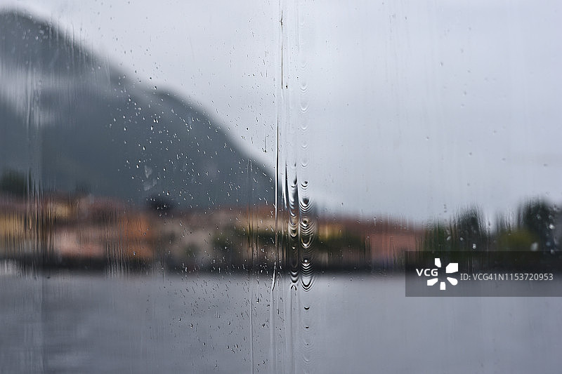 雨水划过窗户图片素材