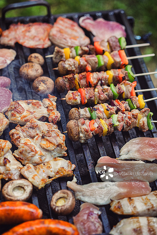 在户外准备烧烤图片素材