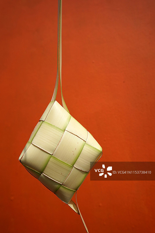 彩色背景上的开斋节食品特写图片素材