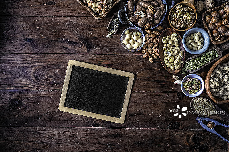 乡村厨房桌子上各色果干和坚果图片素材