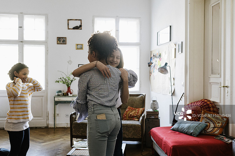 青少年拥抱朋友图片素材