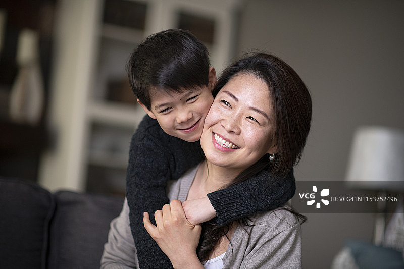 母子依偎图片素材