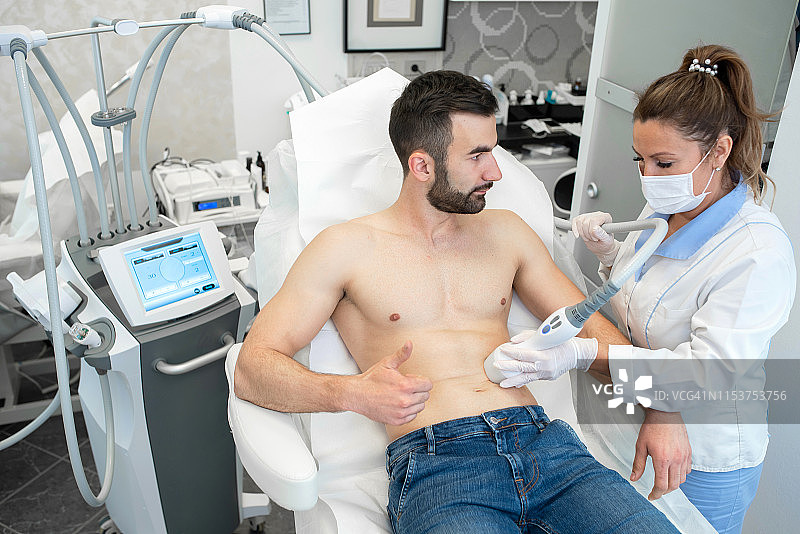 男人接受真空疗法以减少腹部脂肪图片素材