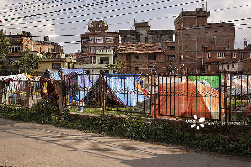 2015年6月加德满都查马蒂附近地震灾民营地图片素材