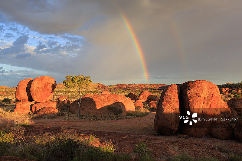 卡鲁卡鲁/魔鬼大理石保护区上空的彩虹，澳大利亚北部地区图片素材