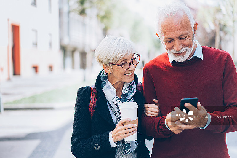 使用智能手机的现代中年夫妇图片素材