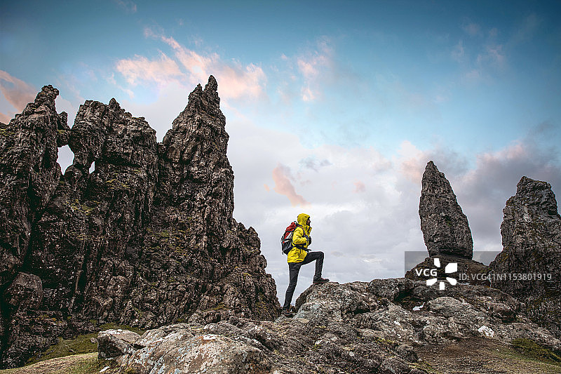 独自旅行者在苏格兰斯托尔老人峰，斯凯岛图片素材