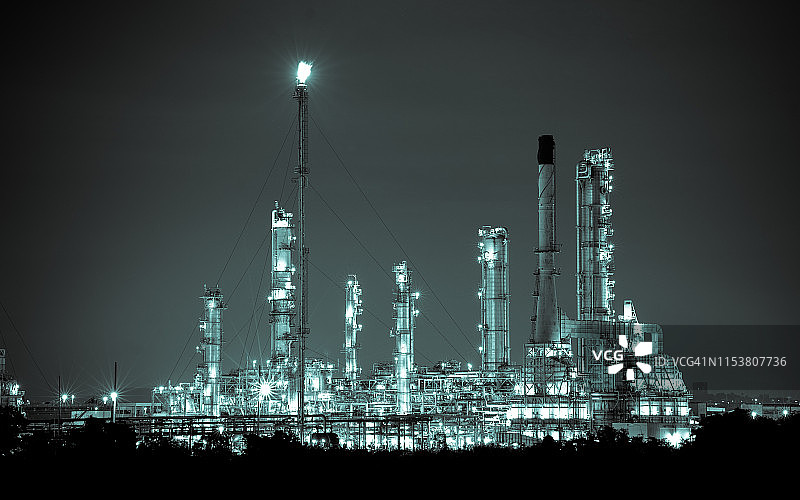 夜间炼油、化工和石化工厂抽象图图片素材