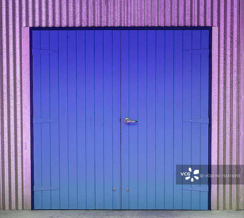 紫色和粉色瓦楞双门图片素材