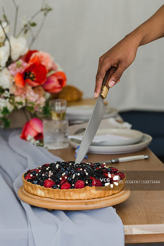 小型婚礼桌上的节日浆果派竖版照片图片素材