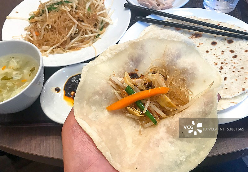 手持春饼，准备卷图片素材