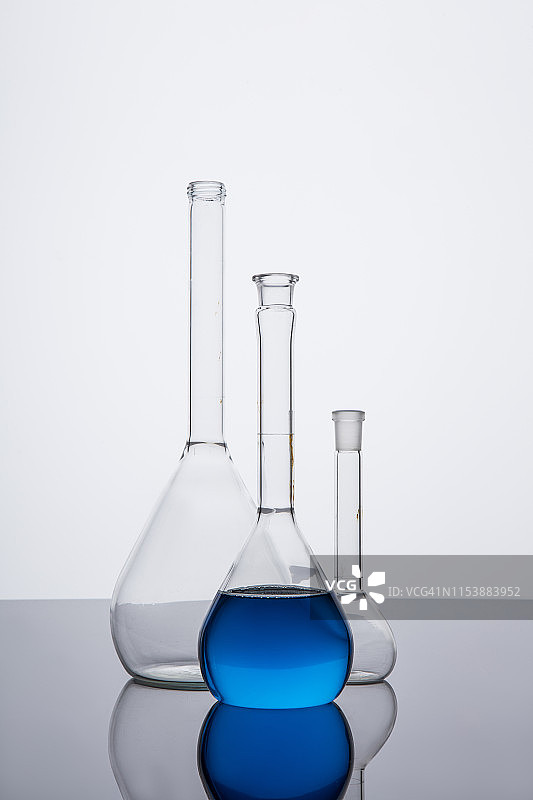 化学和炼金术仪器，科学测量试管图片素材