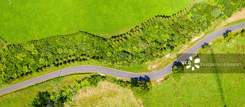 从正上方看蜿蜒的乡村道路图片素材