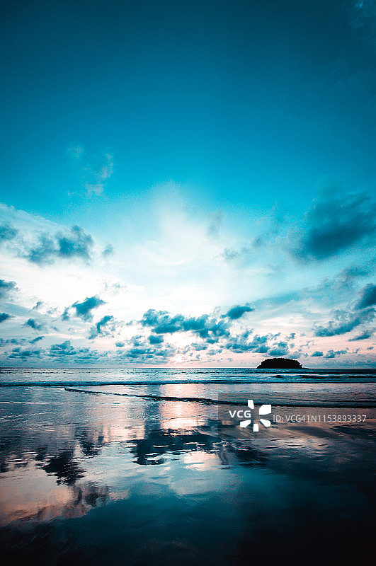 泰国普吉岛玛雅湾附近壮丽的海滩图片素材